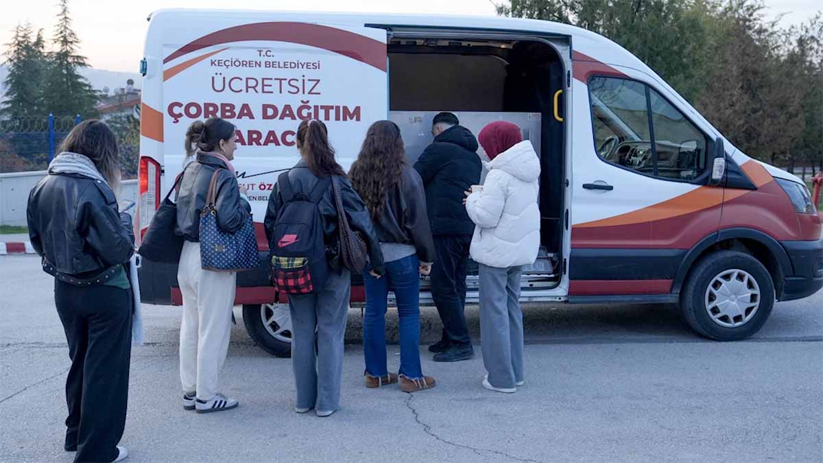 Sıcak Çorba İkramı
Ankara Keçiören’de, soğuk havaların etkisini artırmasıyla birlikte sabah saatlerinde işe ve okula giden vatandaşlar için sıcak çorba ikramı başladı. Belediye tarafından ilçenin birçok farklı noktasında başlatılan uygulama, öğrenci, öğretmen ve vatandaşlardan büyük ilgi görüyor.
Sabah erken saatlerde dağıtılan çorba, soğukla mücadele eden yurttaşların güne sıcak bir başlangıç yapmasına olanak tanıyor.