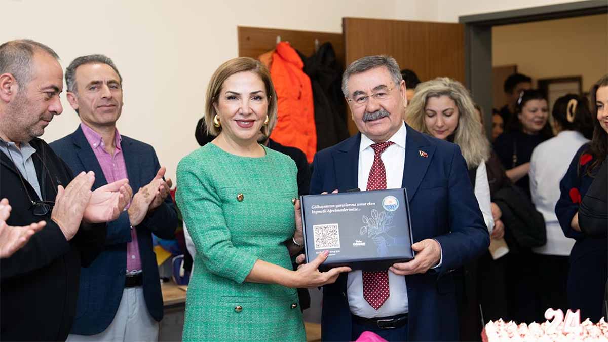 Sürpriz Hediyeler Güne Damga Vurdu
Ankara Gölbaşı’nda 24 Kasım Öğretmenler Günü kapsamında düzenlenen programda Belediye Başkanı Yakup Odabaşı, eğitim camiasıyla bir araya geldi.
Kutlama etkinliklerinde duygu dolu anlar yaşanırken, öğretmenlere özel hazırlanan gösteriler ve sürpriz hediyeler güne damga vurdu.