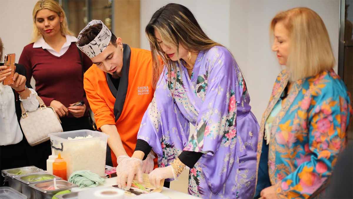 Sushi Sardılar Mochi Hazırladılar

Etkinlik alanında Japon kültürüne özgü birçok detay yer aldı. 
Öğrenciler, rehber öğretmenleri eşliğinde sushi sarma ve mochi yapımı gibi uygulamalı atölyelerde hünerlerini sergilerken, ortamda Japon müzikleri çaldı, geleneksel süslemeler dikkat çekti.