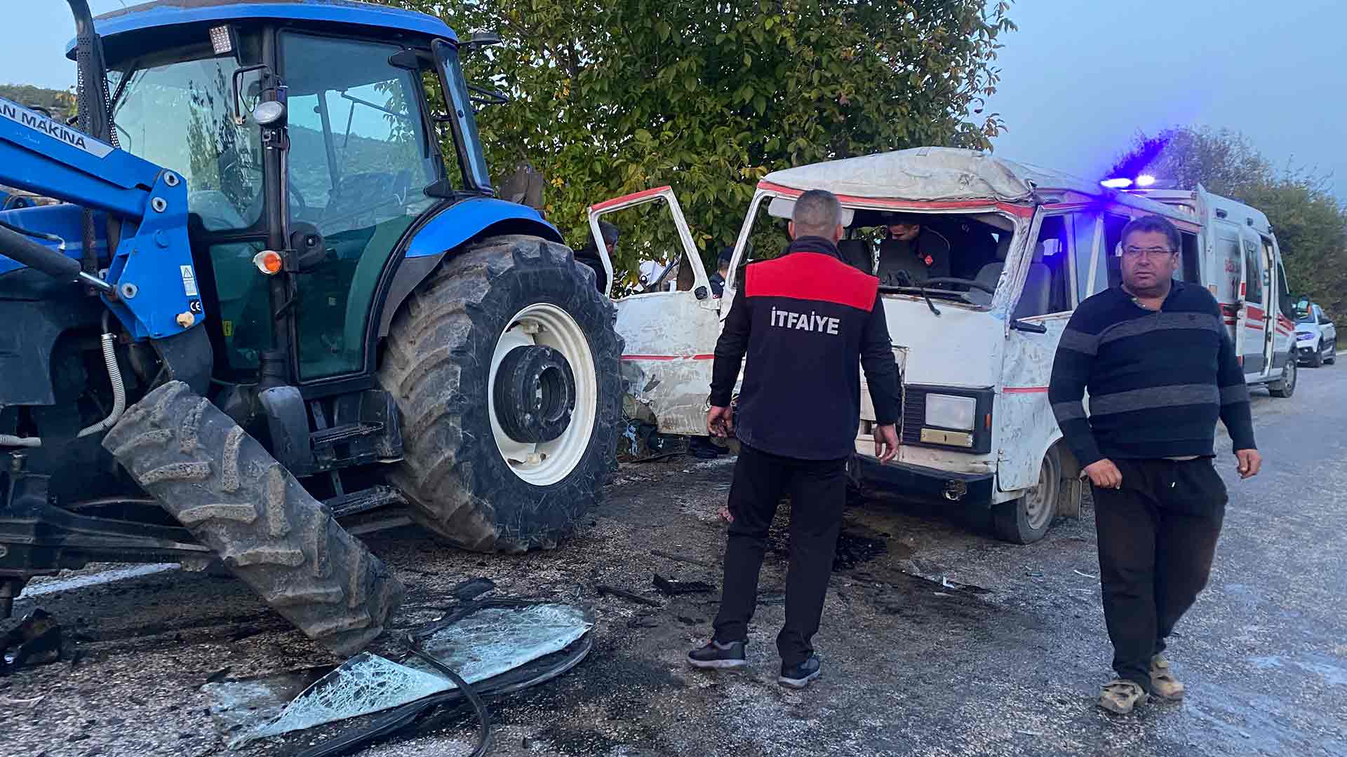 Tarla Yolundan Çıkan Traktör Minibüsle Çarpıştı 3 Yaralı