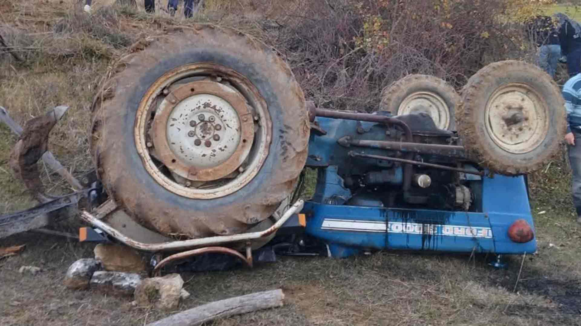 Tarlasını Sürerken Traktör Devrildi Altında Kaldı!