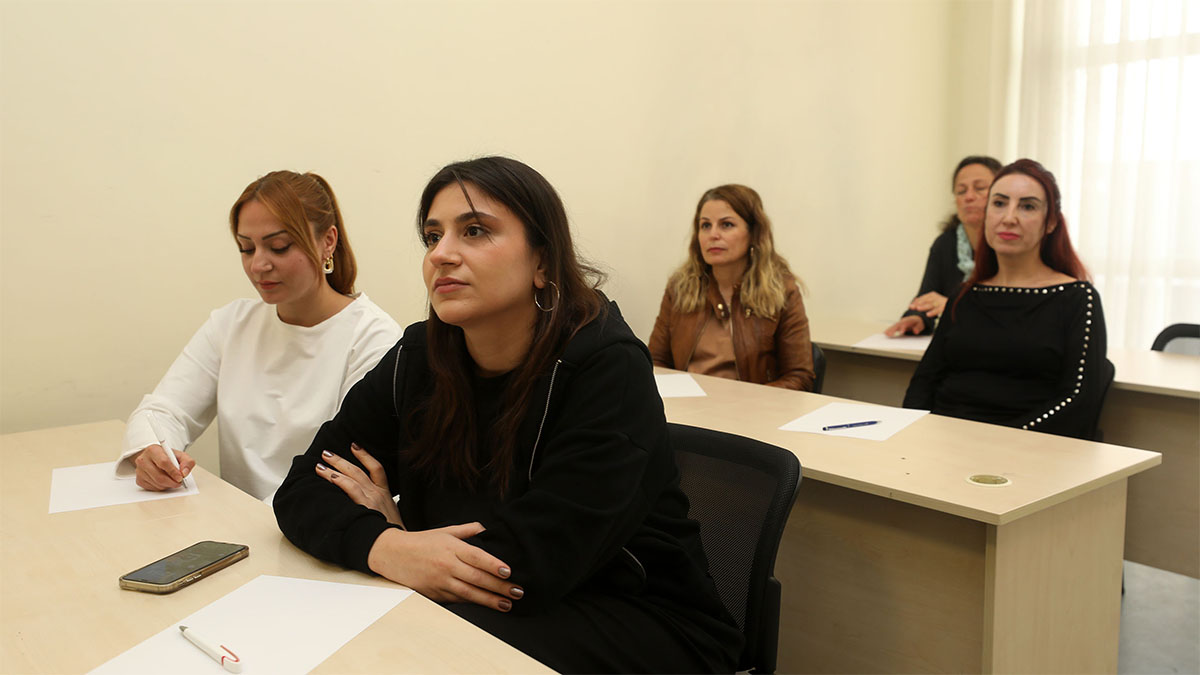 Tecrübelerini Paylaştı

Ulubaba, meslek hayatına başladıktan sonra yeniden YENİMEK’te kursiyerlerle buluşarak yaşam öyküsünü paylaştı. 

Deneyimlerini anlatan Ulubaba, YENİMEK sayesinde hayallerinin peşinden gitme cesaretini kazandığını vurguladı.