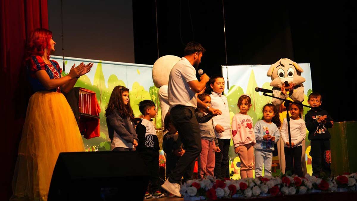 Program çerçevesinde:

13 Kasım: Uykucu Çomar

14 Kasım: Afacan’ın Maceraları

15 Kasım: Bıp Bıp Robot

16 Kasım: Karagöz-Hacivat
tiyatro oyunları sahnede olacak.