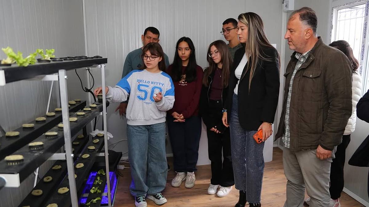 Topraksız Tarımdan Vermikompost Analizine
Ziyarette öğrenciler tarafından geliştirilen üç bilimsel proje ön plana çıktı:
“Topraksız (Aquaponik) Tarımda Koi Balığı ile Kule, Raf ve Yüzen Sistemlerin Verim Karşılaştırması”
“Japon Bıldırcını Çeşitlerinde Yumurta ve Çıkım Verimlerinin Karşılaştırılması”
“Bıldırcın Gübresi ile Büyükbaş Hayvan Gübresinden Üretilen Vermikompost Karşılaştırması”
Projeler, öğrencilerin disiplinler arası yaklaşımlarla hem tarım hem de hayvancılık alanında bilimsel veriler üzerinden araştırmalar yürüttüğünü ortaya koydu.