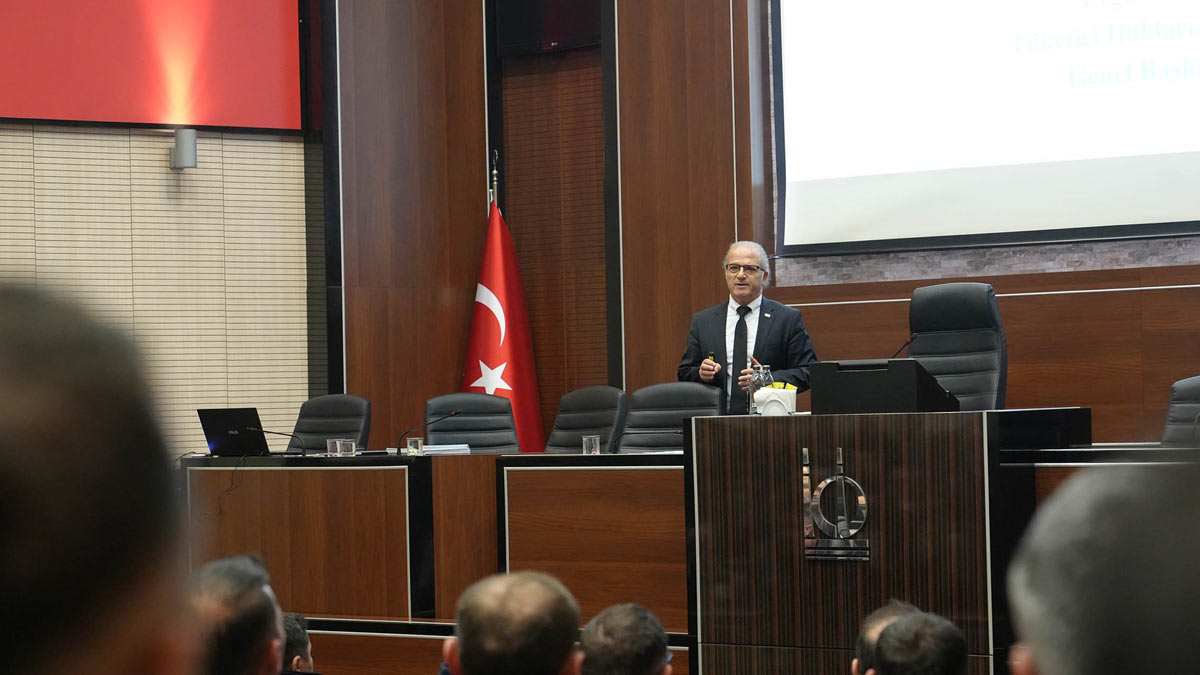 Belediye Meclis Toplantı Salonu’nda düzenlenen eğitim, Tüketici Hakları Derneği Genel Başkanı Ergün Kılıç tarafından verildi.