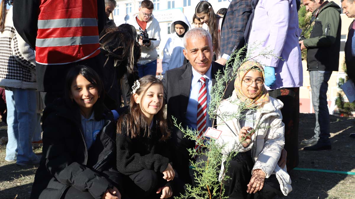 Ankara Gölbaşı’nda öğrenciler ve öğretmenler, anlamlı bir etkinlikte bir araya geldi. “Türkiye Yeşeriyor, Gazze Güçleniyor Projesi” kapsamında düzenlenen fidan dikim programı, Şehit Sebahattin Koçak Kız Anadolu İmam Hatip Lisesi bahçesinde yapıldı. 
Etkinlikte, Gazze’de hayatını kaybeden çocukların isimleri fidanlara verildi.