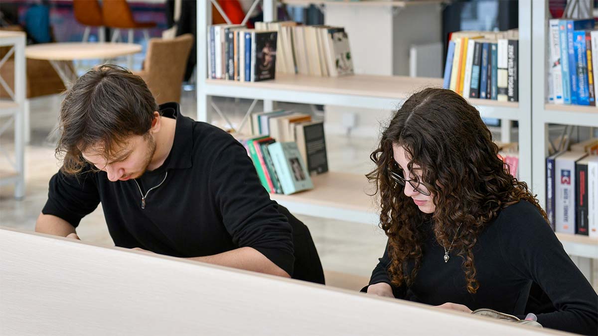 Ücretsiz Çalışma Ortamı
Ankara Büyükşehir Belediyesi, gençlerin eğitim yaşamına destek vermek amacıyla kurduğu Genç Akademi merkezlerini yaygınlaştırmaya devam ederken, buna ek olarak metro istasyonlarına konumlandırdığı Öğrenci Çalışma İstasyonları ile gençlere erişimi daha da kolaylaştırıyor.
Keçiören, Çankaya, Altındağ ve Yenimahalle ilçelerinde ilçelerde faaliyete geçen bu alanlar, başkentli gençlere güvenli, modern ve ücretsiz bir çalışma ortamı sağlıyor.