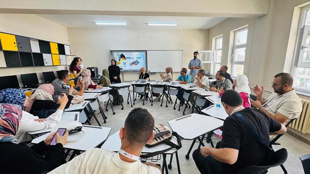 Harezmi Eğitim Modeli kapsamında geçtiğimiz aylarda da MEB ve TİKA iş birliğiyle Cezayir’den gelen öğretmen ve akademisyenlerden oluşan bir heyet, Ankara’daki çeşitli okulları ziyaret etti.
Bu temaslar, modelin uluslararası düzeyde uygulanabilirliğine dair ortak bir anlayışın gelişmesine katkı sağladı.