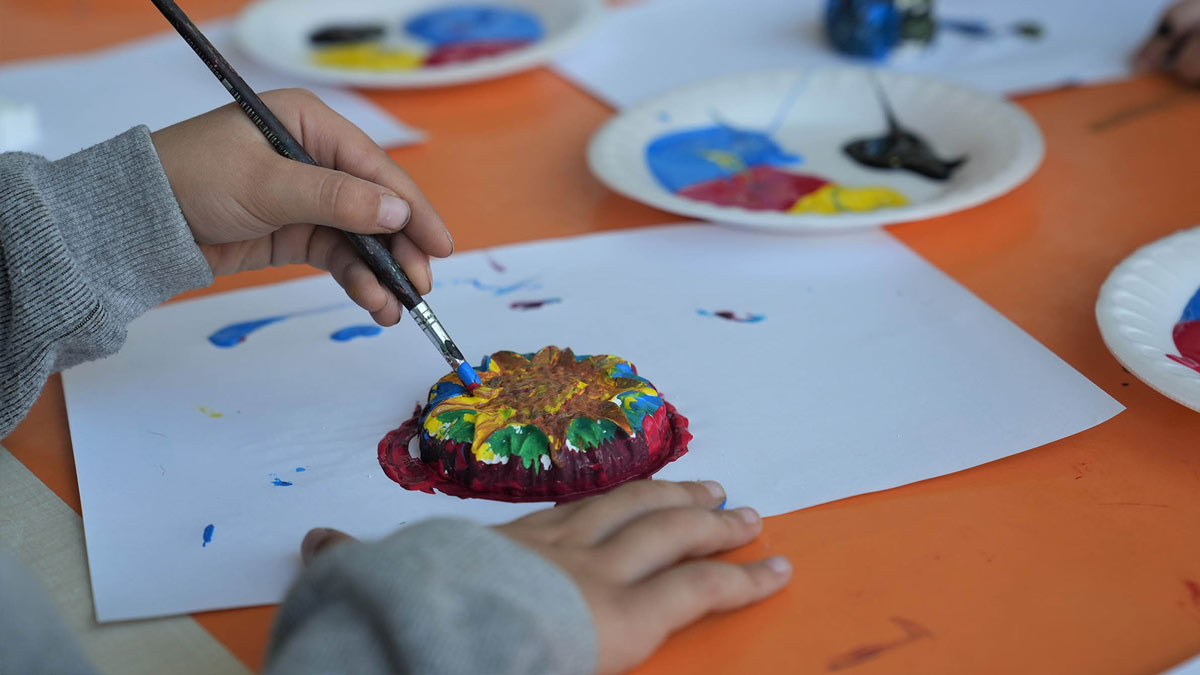 Keçiören Belediyesi Çocuk Eğitim Merkezi (ÇEM) tarafından 13-16 Kasım tarihleri arasında gerçekleştirilen “Çocuk Workshop” programı, taş boyama, çini sanatı, maske ve kapı süsü yapımı gibi çeşitli el işi atölyeleriyle çocukları buluşturdu. 

Veliler, çocuklarının dolu dolu bir ara tatil geçirdiğini belirterek etkinliklerden memnuniyet duyduklarını ifade etti.