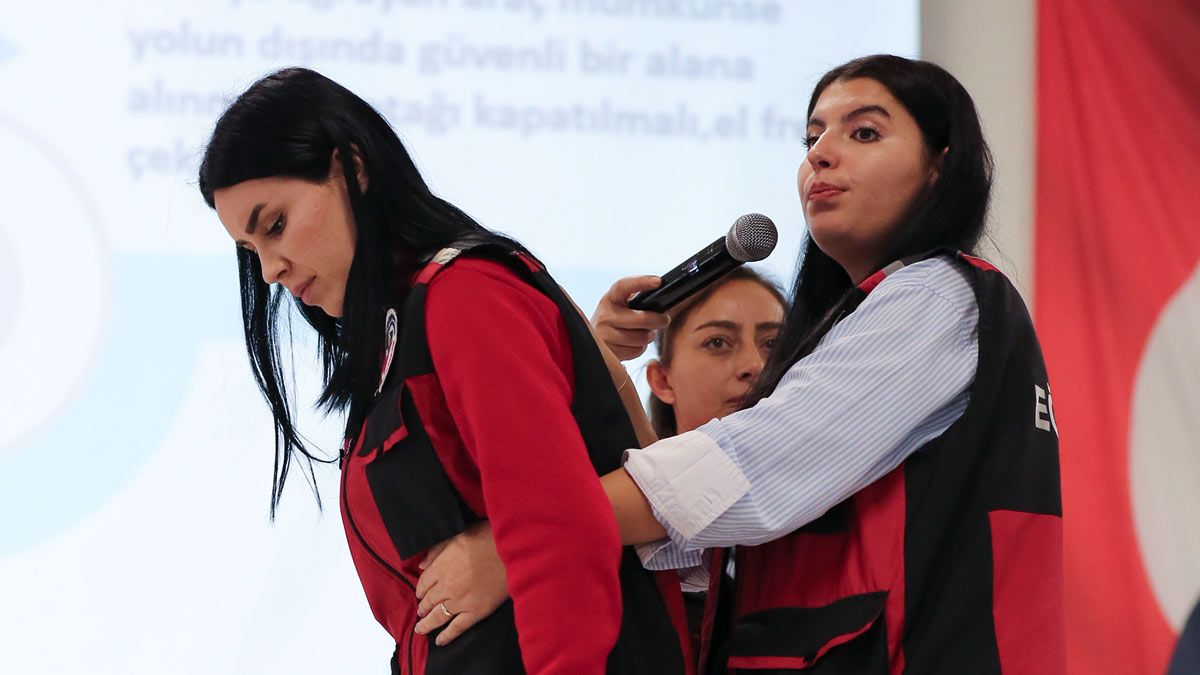 8-15 yaş aralığındaki öğrencilere yönelik hazırlanan programda, acil durumlara karşı doğru davranış biçimleri, güvenli okul alışkanlıkları ve temel ilk yardım bilgileri uygulamalı olarak aktarıldı.
Eğitimlerde; doğal afetlerde tahliye yolları, okul eşyalarının güvenli kullanımı, laboratuvar güvenliği, Heimlich manevrası, kanamalarda ilk müdahale gibi birçok başlık ele alındı.
Öğrencilere sadece teorik bilgi değil, aynı zamanda pratik uygulamalar da gösterilerek günlük yaşamda karşılaşabilecekleri tehlikeli durumlara karşı bilinç kazandırılması amaçlandı.