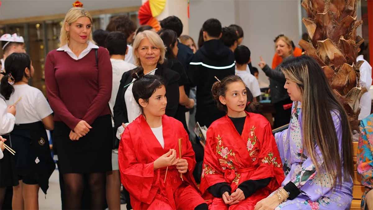 Uzak Doğu Temalı

Ankara Gölbaşı’nda renkli ve unutulmaz bir etkinlik gerçekleşti. İlçe Milli Eğitim Müdürü Serap Yılmaz, Özel Büyük Kolej Okulları tarafından düzenlenen Uzak Doğu Temalı programa katılarak hem öğretmenlerle hem de öğrencilerle bir araya geldi.