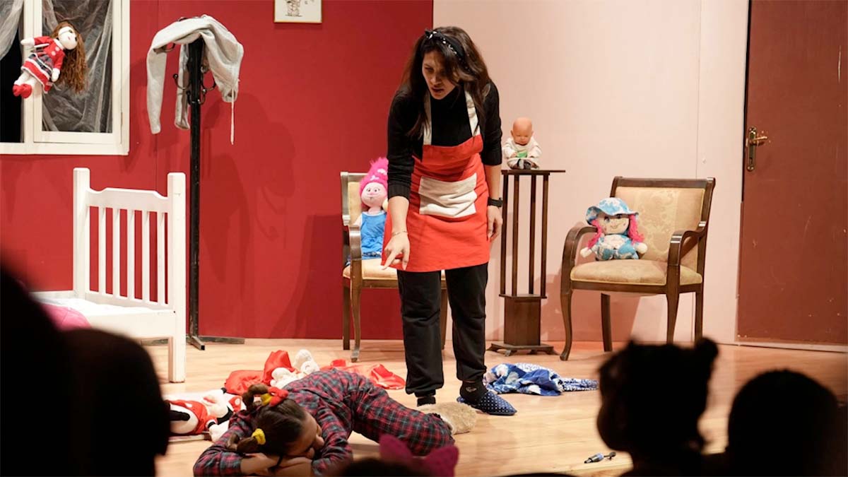 Velilerden Teşekkür, Çocuklardan Yoğun Katılım
Etkinliği çocuklarıyla birlikte izleyen veliler, Keçiören Belediyesi’ne bu tür sanatsal faaliyetlerin sürdürülmesi yönünde teşekkür etti. Gösterimin ücretsiz olması da ailelerden tam not aldı.

Keçiören’de yoğun ilgi gören tiyatro gösteriminin, eğitimle iç içe bir kültürel ortam oluşturması bekleniyor.