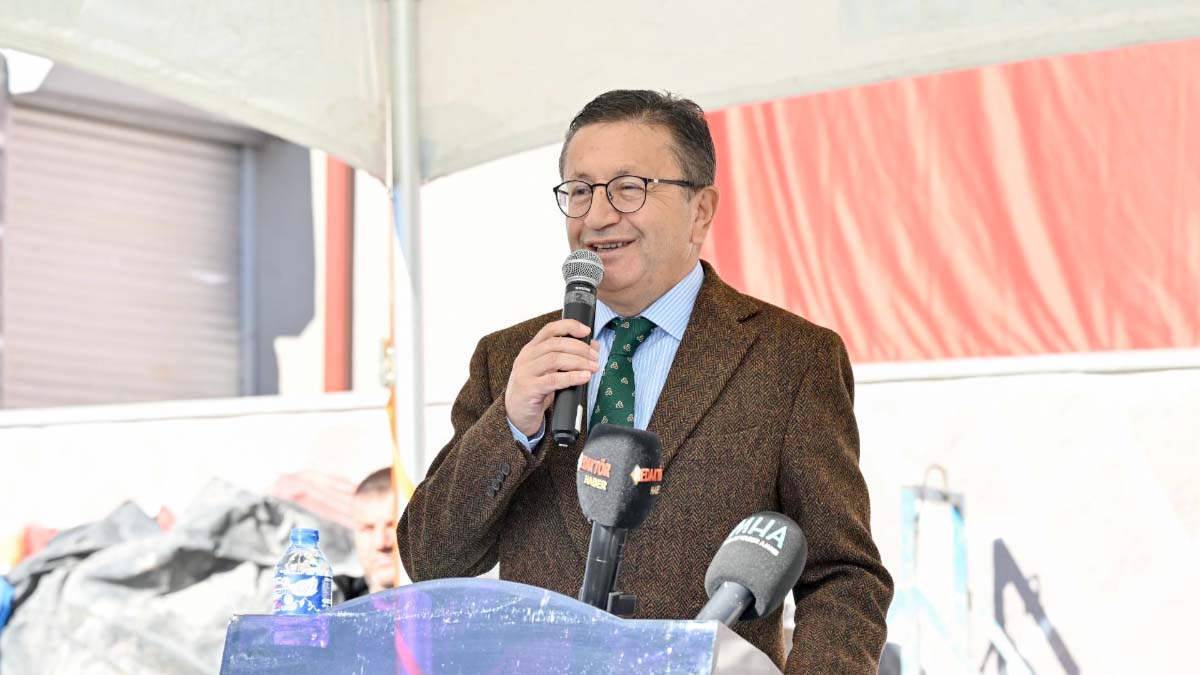 Hem Modern Hem Geleneksel

Hacettepe Mahallesi’nin dokusuna uyum sağlayacak şekilde tasarlanan kreş, geleneksel Ankara konağı mimarisinden ilham alarak modern bir anlayışla inşa edilecek. Kreş, yalnızca bir eğitim alanı değil; aynı zamanda çocukların güvenle zaman geçirebileceği bir yaşam alanı olarak değerlendiriliyor.

Altındağ Belediye Başkanı Dr. Veysel Tiryaki, “Göreve geldiğimiz ilk günden bu yana, Altındağ’ın geleceğine yapılacak en değerli yatırımın çocuklarımıza yapılan yatırım olduğuna inandık..''

''Biliyoruz ki; güçlü bir gelecek, mutlu çocuklarla başlar. Bu anlayışla ilçemizin farklı noktalarına kazandırdığımız modern, güvenli ve sevgi dolu kreşlere bir yenisini daha ekliyoruz. Daha önce temellerini attığımız kreşlerin inşaatı da devam ediyor. Altındağlı yavrularımız her şeyin en iyisini hak ediyor” dedi.