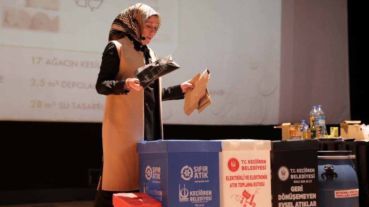 Çevre Mühendisi Vildan Gültekin, çevre bilincinin geleceğe aktarılmasında öğretmenlerin kritik rolüne dikkat çekerek,
“Öğretmenler bu dönüşümün lokomotifi”
ifadelerini kullandı. 
Gültekin, sıfır atık farkındalığının öğrencilere öğretmenler aracılığıyla daha güçlü aktarıldığını vurguladı.