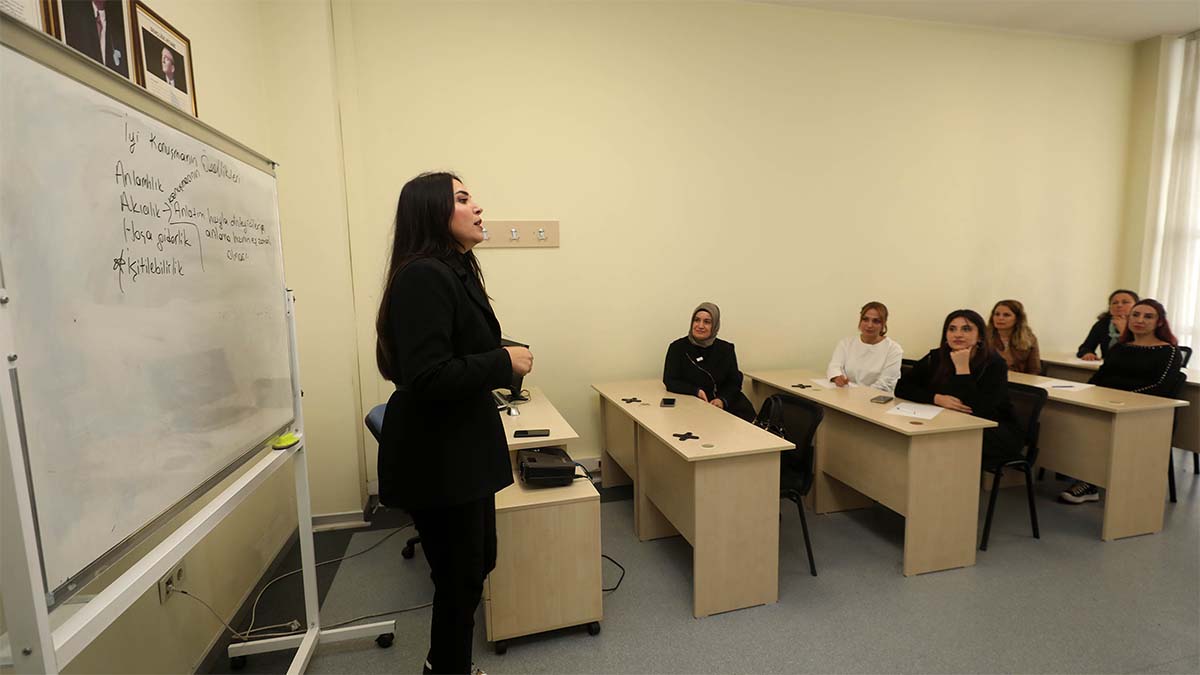 YENİMEK Kurs Merkezleri

Yenimahalle Belediyesi tarafından ilçenin farklı bölgelerinde açılan YENİMEK Kurs Merkezleri, 51 ayrı branşta verdiği ücretsiz eğitimlerle vatandaşlara mesleki donanım kazandırıyor.

Ankara Yenimahalle’de, kişisel gelişim ve meslek edinme hedefiyle hizmet veren YENİMEK Kurs Merkezleri, deprem mağduru bir annenin hayatına yön veren bir eğitim fırsatına dönüştü.