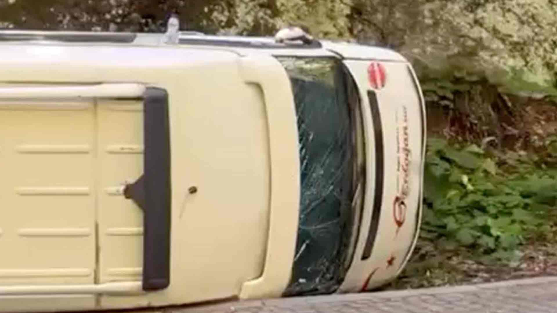 Yedigöller’de Korku Dolu Anlar Yolcu Minibüsü Devrildi