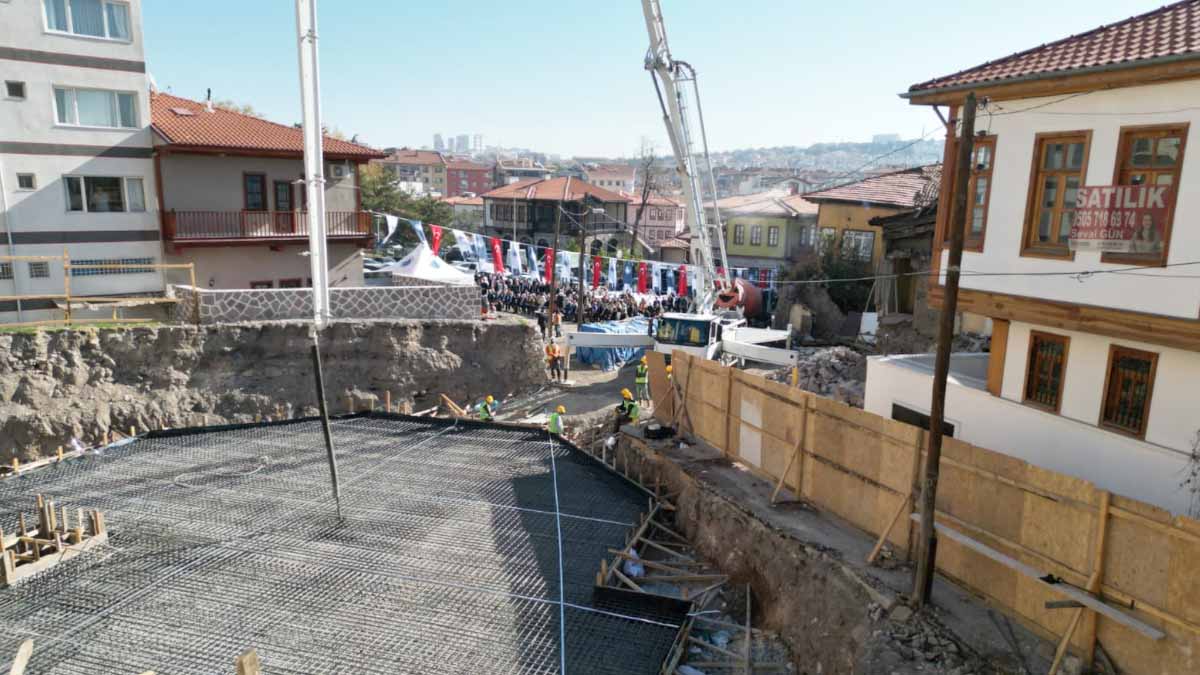 Proje kapsamında inşa edilecek kreş binasında yaş gruplarına uygun sınıflar, oyun alanları, etkinlik salonları ve dinlenme odaları yer alacak. 

Eğitim biriminin, bölgedeki çocukların kişisel ve sosyal gelişimlerini destekleyecek bir yapıya sahip olması planlanıyor.