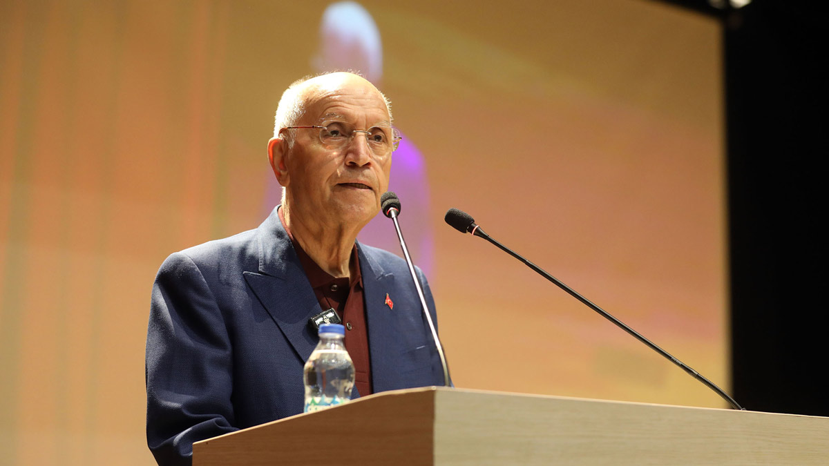 Programda konuşan Başkan Fethi Yaşar, ekonomik şartların öğrenciler ve veliler üzerindeki yükünü dile getirerek şu ifadeleri kullandı:
“Son yıllarda artan ekonomik sıkıntılar, özellikle orta sınıf aileleri derinden etkiliyor. Eğitim de her şey gibi pahalı hale geldi. Dershane ücretleri 150 bin liraları buluyor.