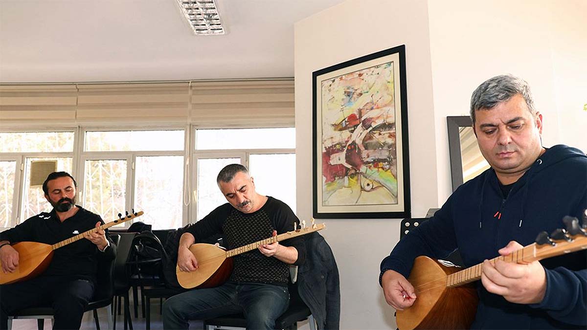 Yetenek Sınavı Yapılacak

Ön kayıtlar sonrasında adaylar, yetenek sınavına tabi tutulacak.
Kesin kayıt sürecinde katılımcıların kimlik fotokopisi, vesikalık fotoğraf ve başvuru formu ile atölyeye başvurması gerekecek. Belirtilen tarihlerde başvuru yapmayan adayların hakları geçersiz sayılacak.