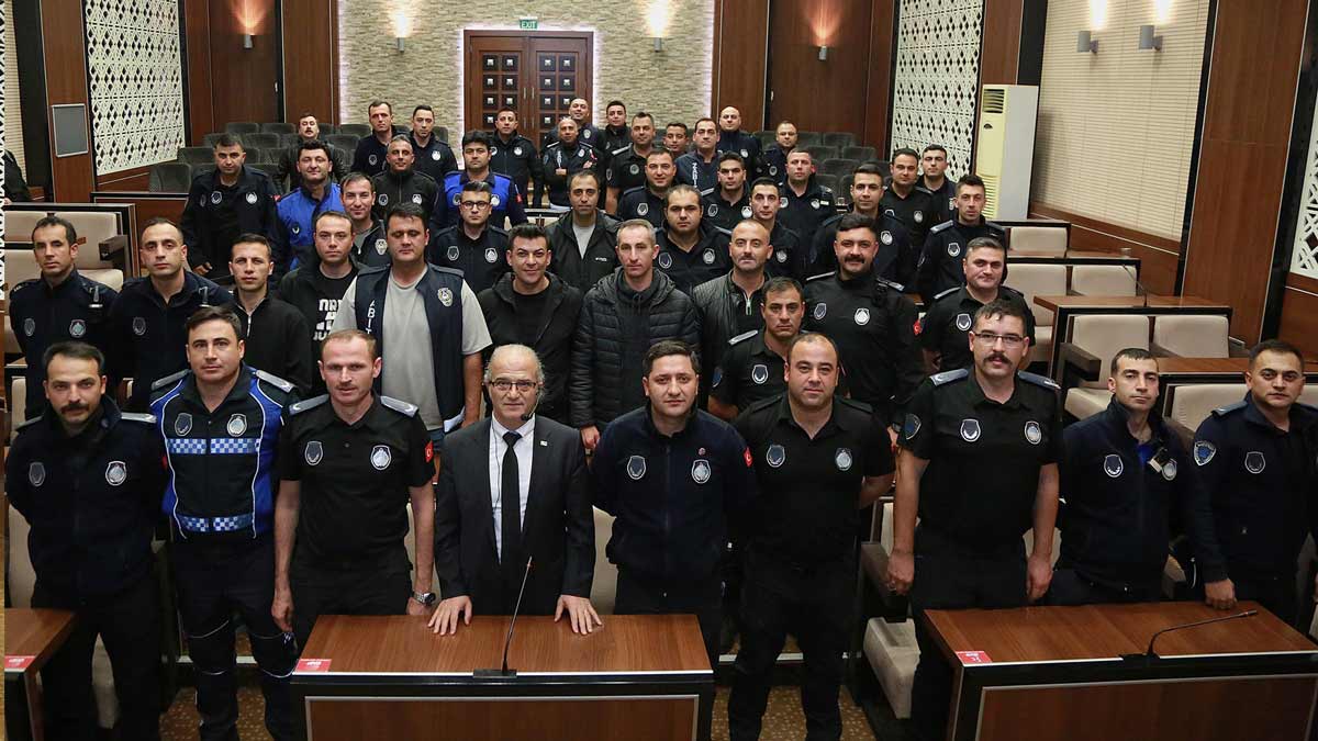 Programda ayrıca önleyici ve şeffaf denetim anlayışı, tüketici haklarının korunması, etik ilkeler ve hesap verebilirlik konuları ele alındı. Zabıta teşkilatında görevde yükselme süreçlerine ilişkin bilgilendirmeler de paylaşıldı.