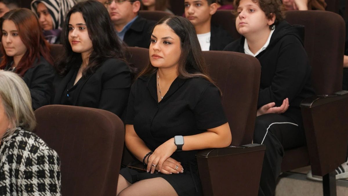 Ankara Keçiören'de öğrencilere ücretsiz deneme kitapçıkları hediye edildi.