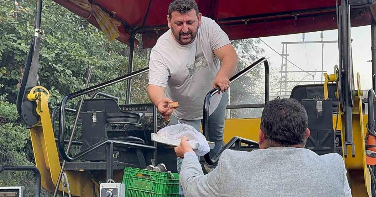 bartin amasrada yenilenen yolda baklava ikrami yapildi Nmdm7cpk.jpg