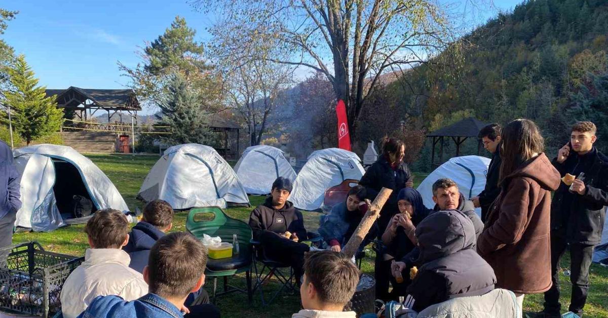 Düzce Belediyesi Gençlere Özel Kamp Etkinliği Düzenledi