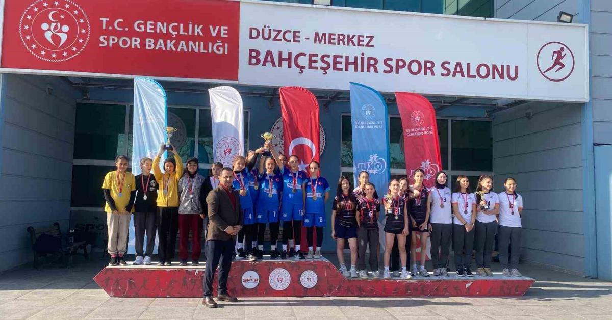 duzcede kros yarismasinda heyecan doruga ulasti RFtA7C2Q.jpg