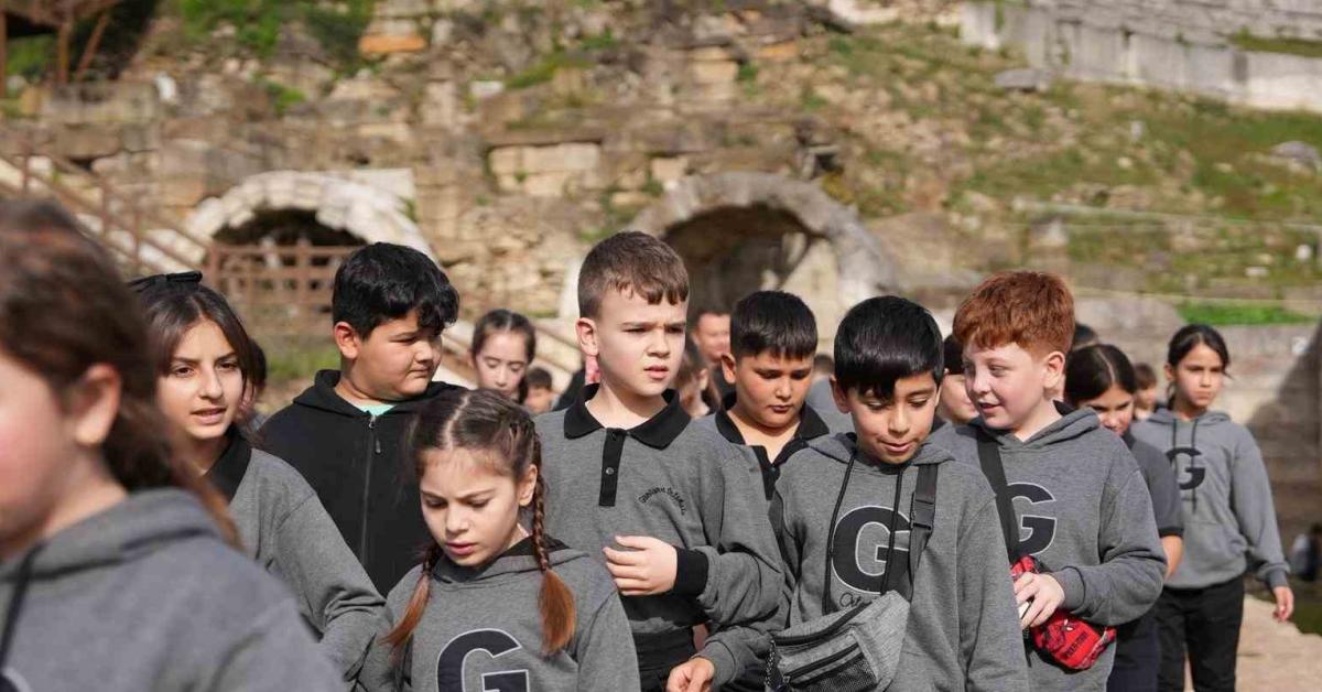 duzcede ogrenciler tarihi konuralp bolgesini kesfetti lVyeAJ19.jpg