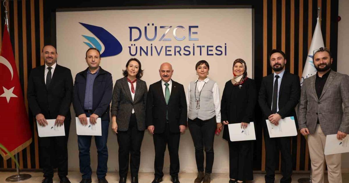 duzcede ogretim uyelerine basari belgeleri verildi wTDPmf46.jpg