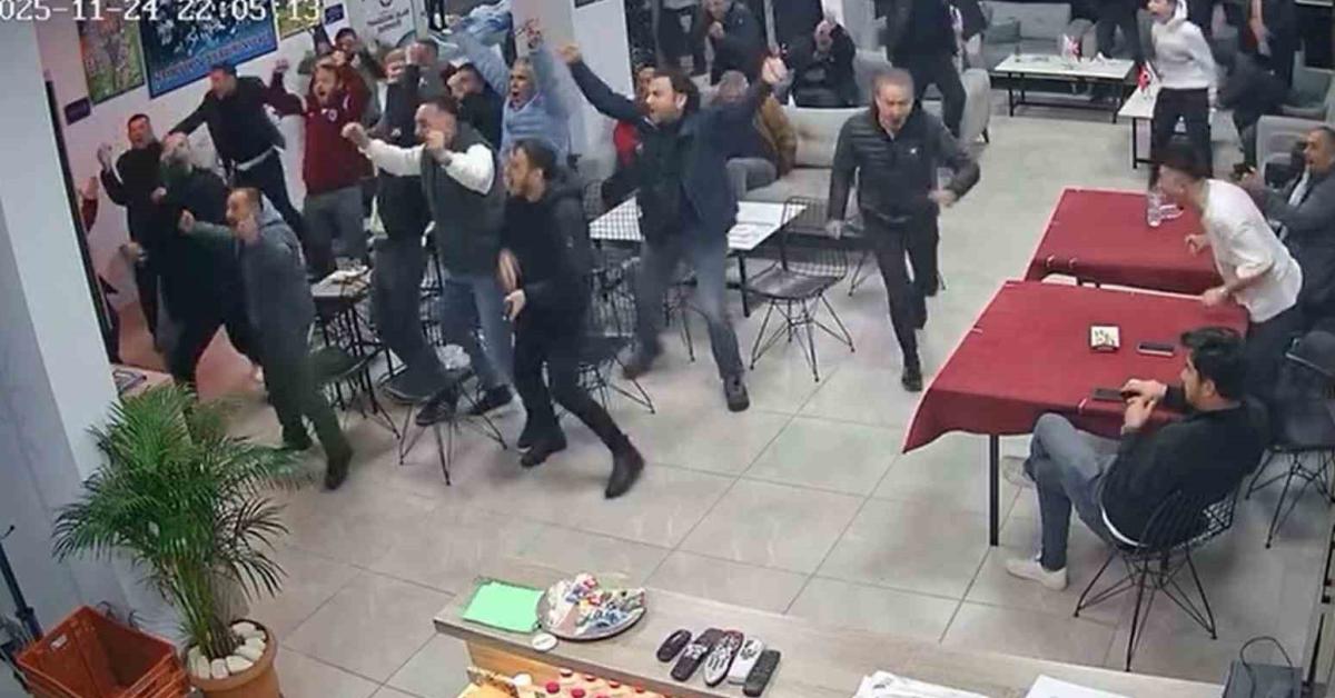 duzcede trabzonsporlular uzatmalarda costu Tu98AueV.jpg