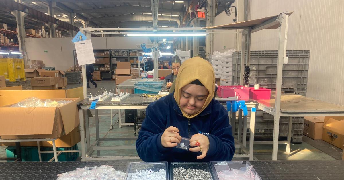 eskisehirde fabrikada calisan down sendromlu genc azmiyle ornek oluyor z27t1jFQ.jpg