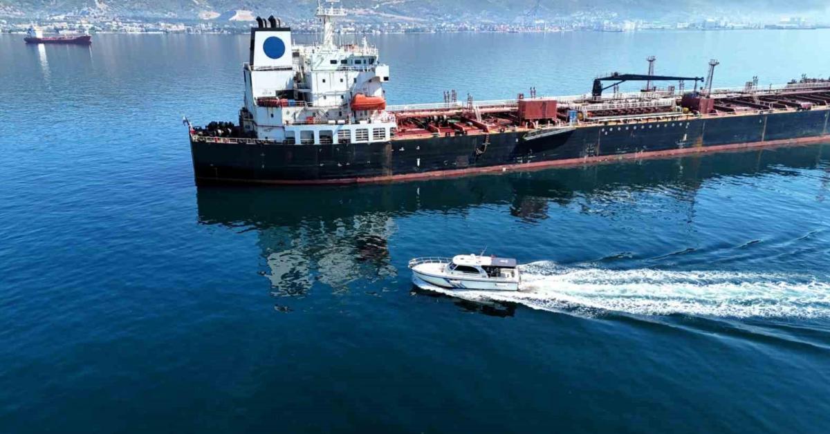 izmit korfezinde 7 bin metrekup atik ortadan kaldirildi BO6qAUTt.jpg