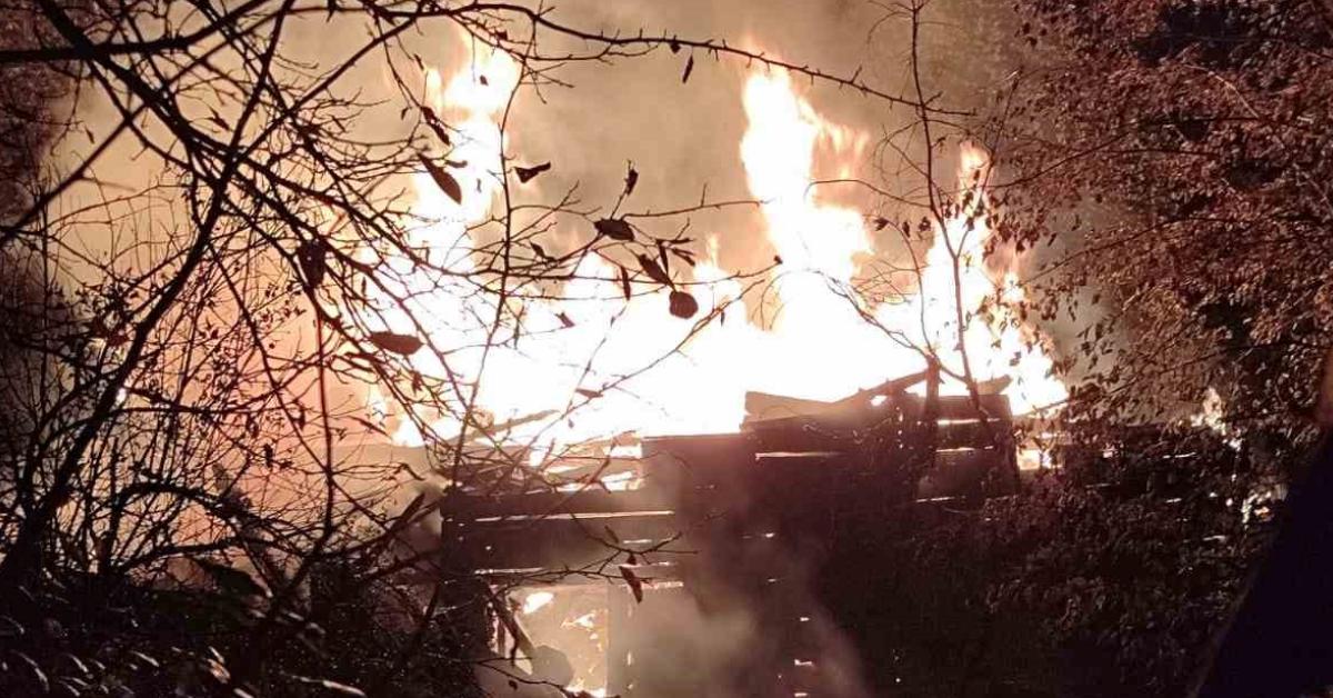 karabuk yenicede korkutan yangin ahsap ev kul oldu kIM998cy.jpg