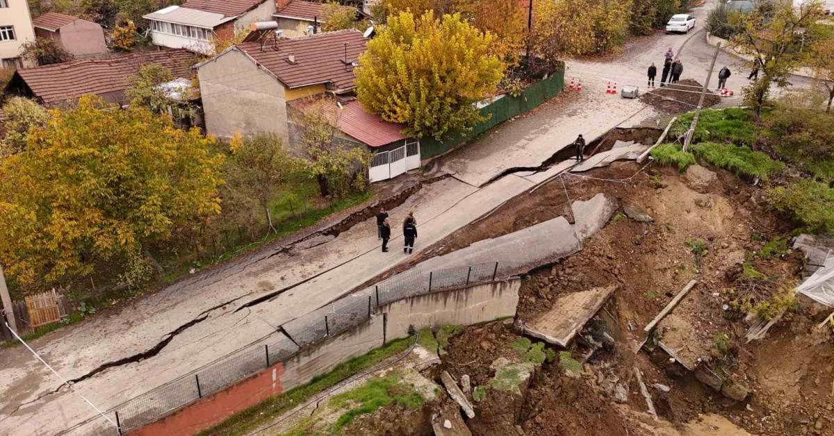 karabukte okul insaatinin yaninda yol coktu 1haNSIGO.jpg
