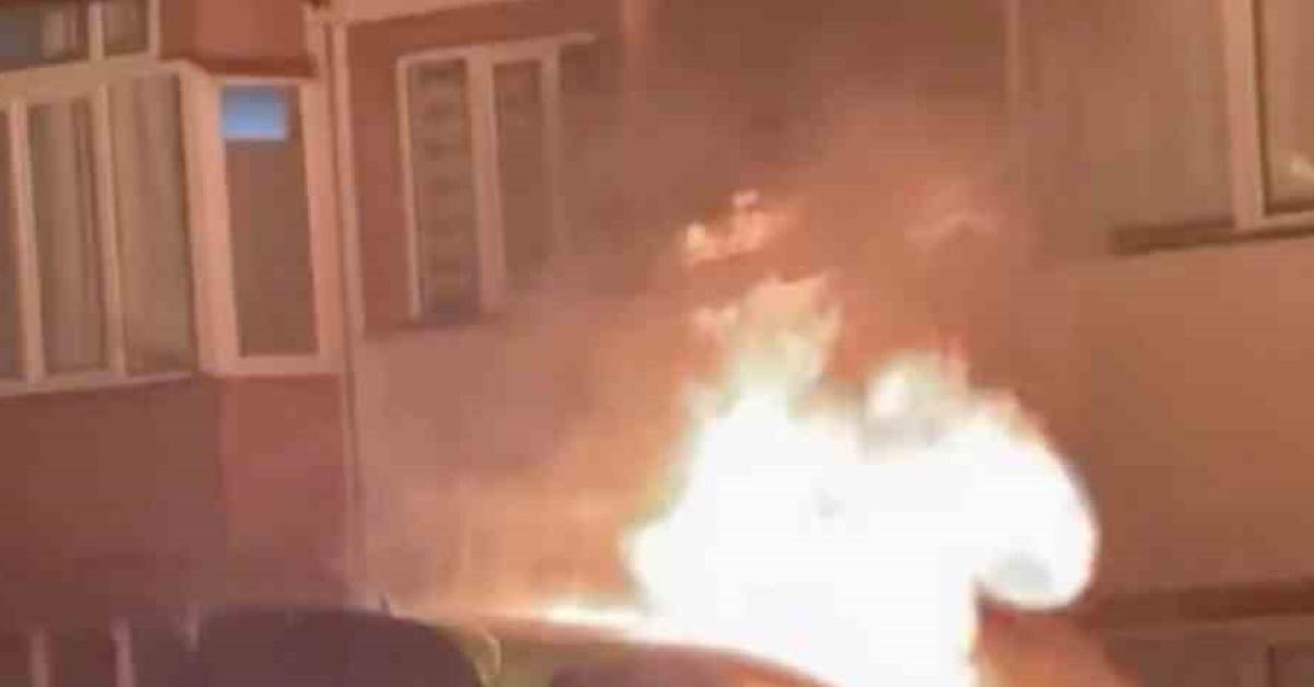 karabukte park halindeki arac alev alev yandi jna8u7vB.jpg