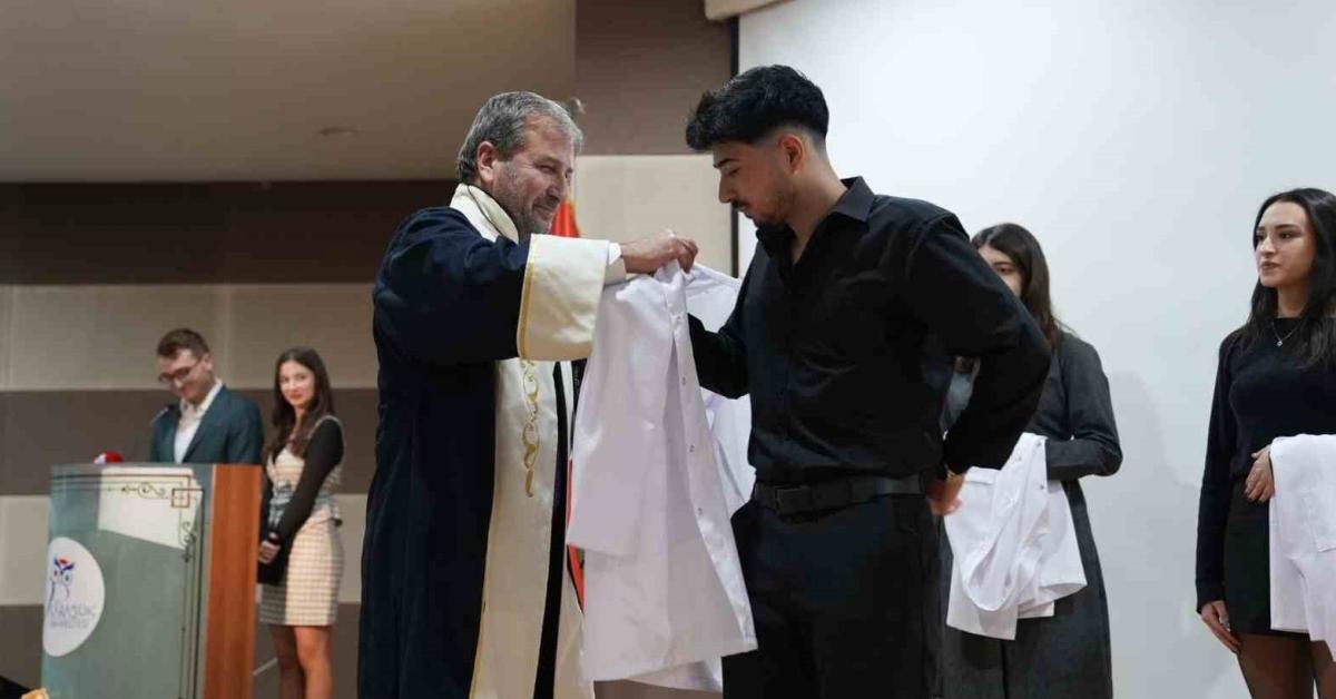 karabukte tip fakultesi ogrencileri beyaz onluk giydi tl1K4Rc2.jpg