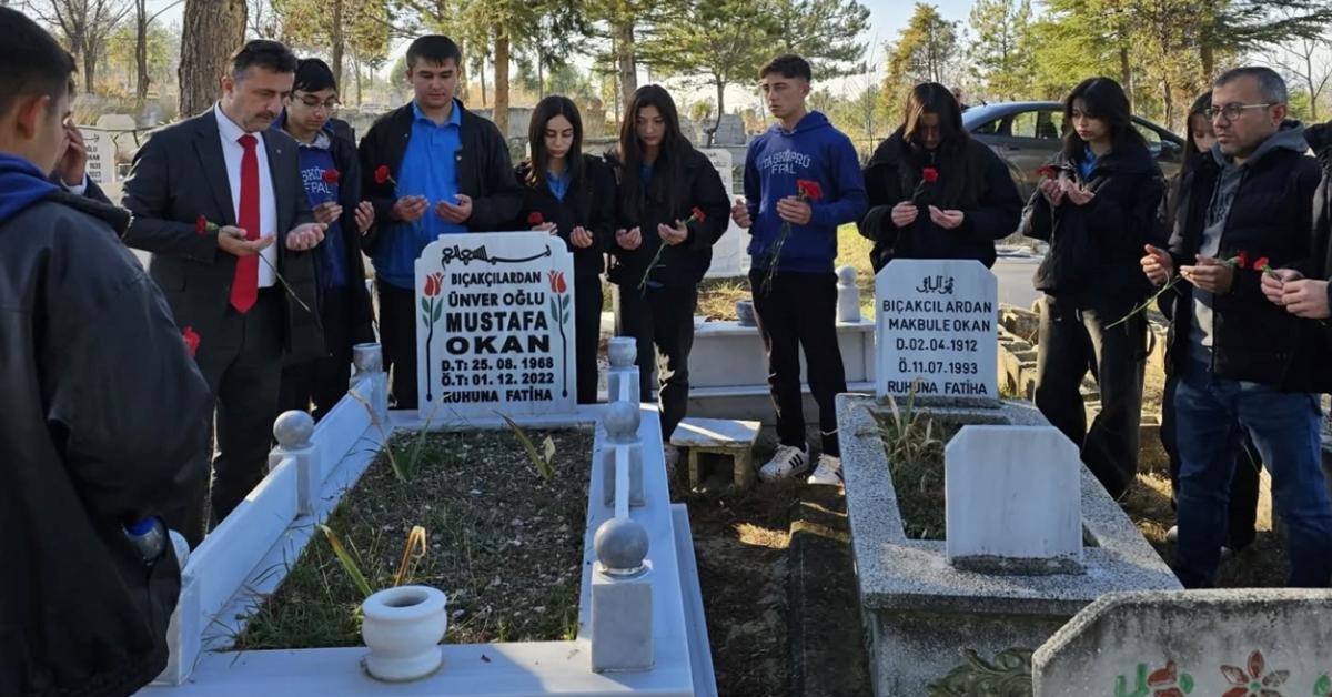 kastamonuda ogrenciler kaybettikleri ogretmenlerini kabri basinda andilar x9Jtlb6P.jpg