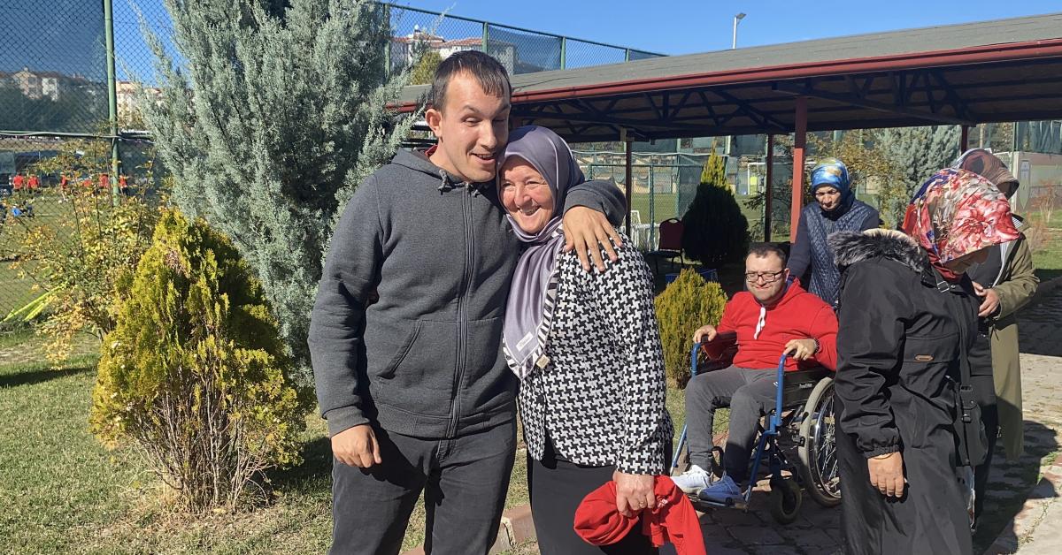 kastamonuda ozel bireyler kastamonusporlu futbolcularla bir araya geldi eIsP3tF1.jpg