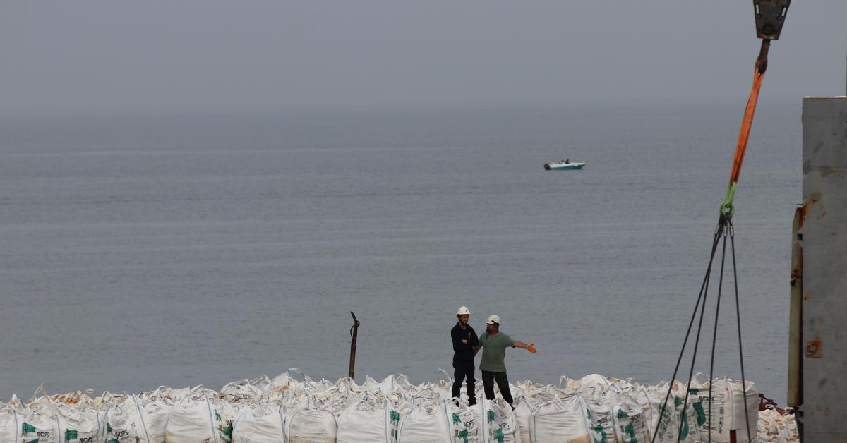 kocaeli kandirada karaya oturan geminin yuk tahliyesi basladi EljzSmsf.jpg