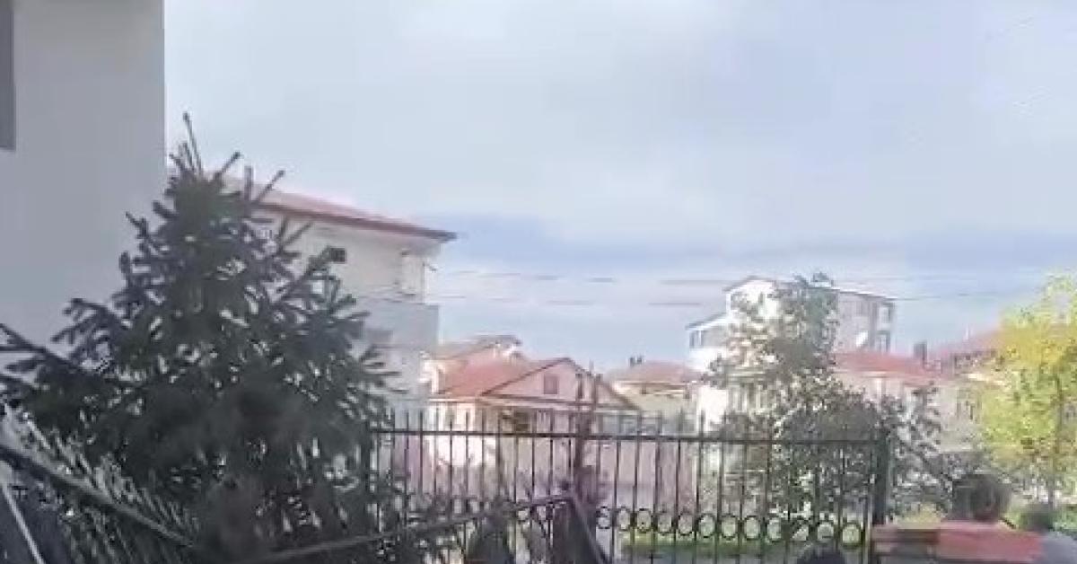 kocaelide park halindeki arac kendiliginden hareket edip duvara carpti NJDzDWN2.jpg