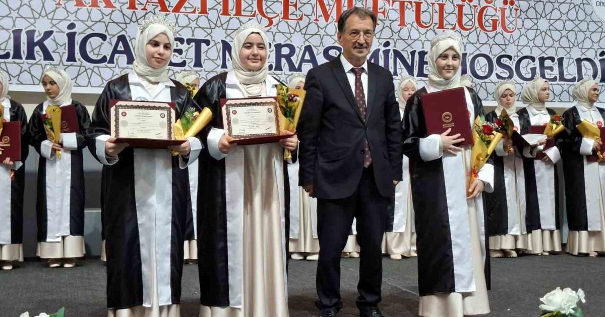 sakarya akyazida hafizlik icazet merasimi coskusu yasandi 8OUHQ1Lh.jpg