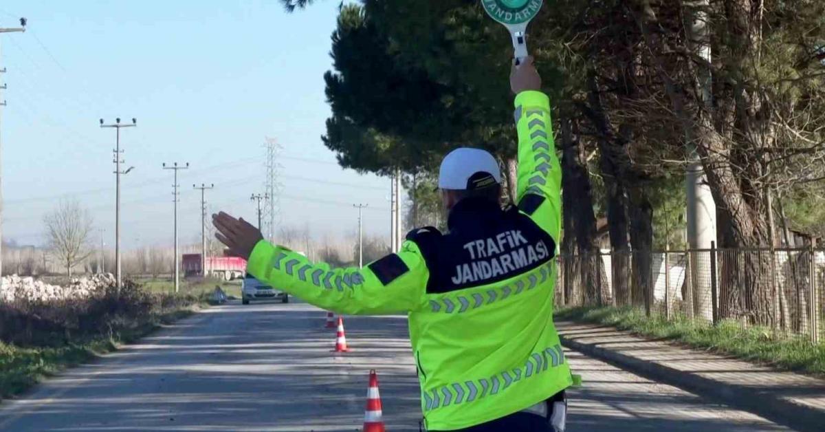 sakaryada cevreye rahatsizlik veren 25 arac trafikten men edildi Ptu4fYLk.jpg