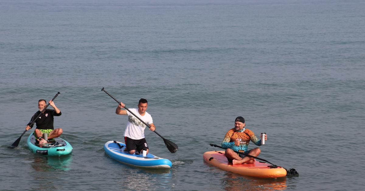 samsunda dalgalarla dans soguk havada kurek sorfu eglencesi 32w9N4fv.jpg