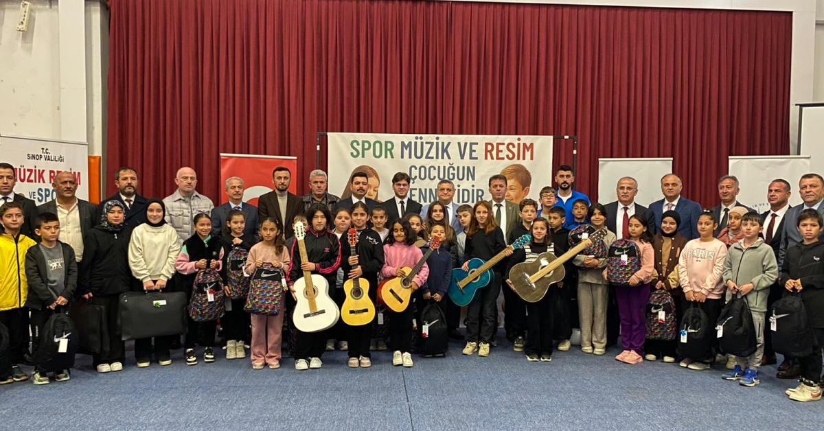 sinopta ogrencilere spor ve sanat malzemeleri dagitildi UyrwURRj.jpg