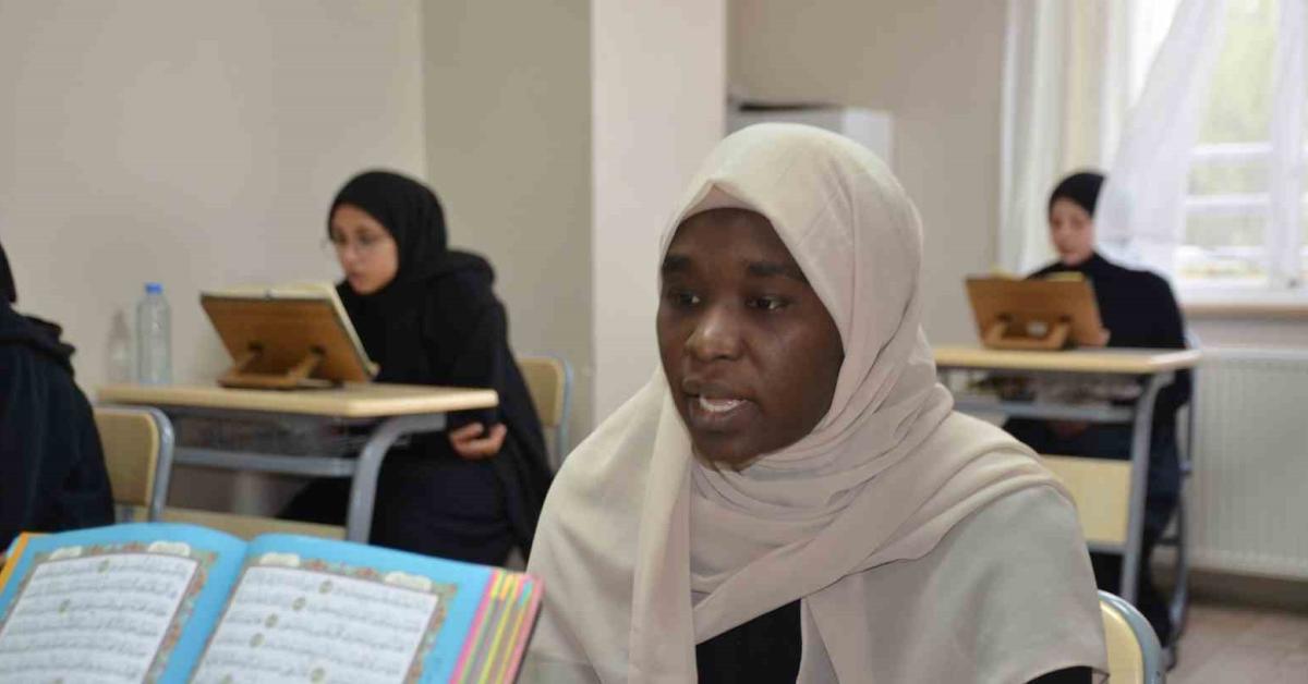 sudanli ogrenci 8 ayda hafiz oldu FwJTv74f.jpg