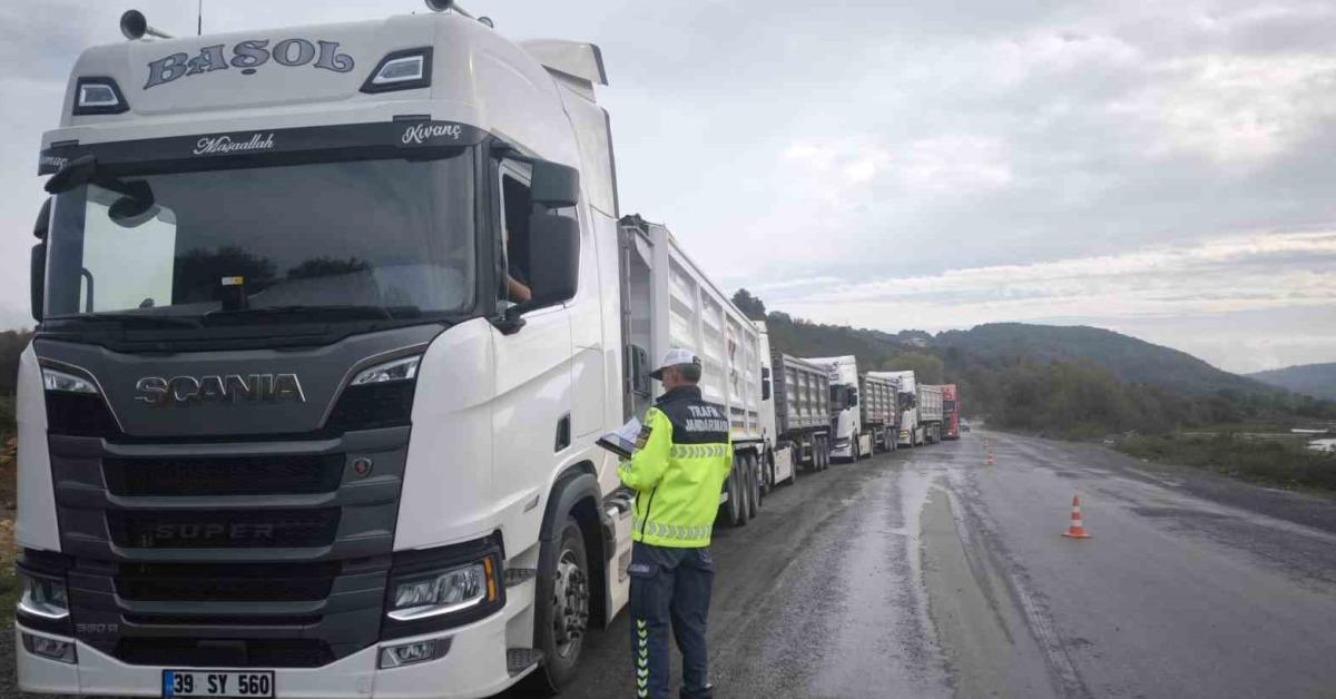 zonguldakta jandarmadan tirlara kontrol 57a6tx3T.jpg