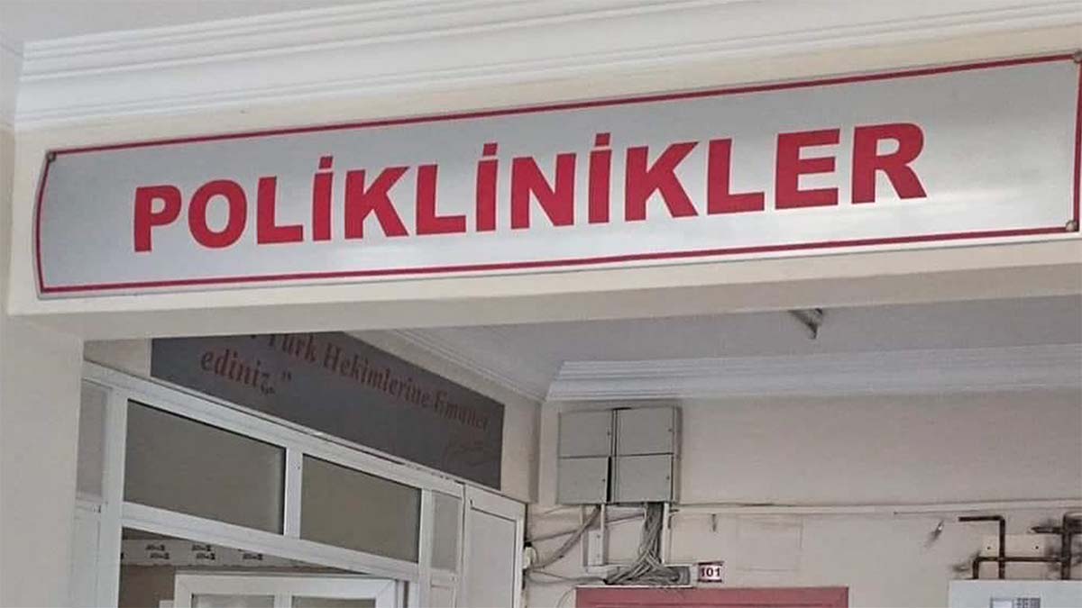 1 Ocak Poliklinikler Açık MıVatandaşların en çok merak ettiği konulardan biri, 31 Aralık tarihinin resmi tatil olup olmadığı. Takvime göre 31 Aralık günü resmi tatil kapsamında yer almıyor. Bu nedenle devlet hastaneleri, özel hastaneler, poliklinikler ve aile sağlığı merkezleri (sağlık ocakları) normal mesai düzeninde hizmet vermeye devam edecek.