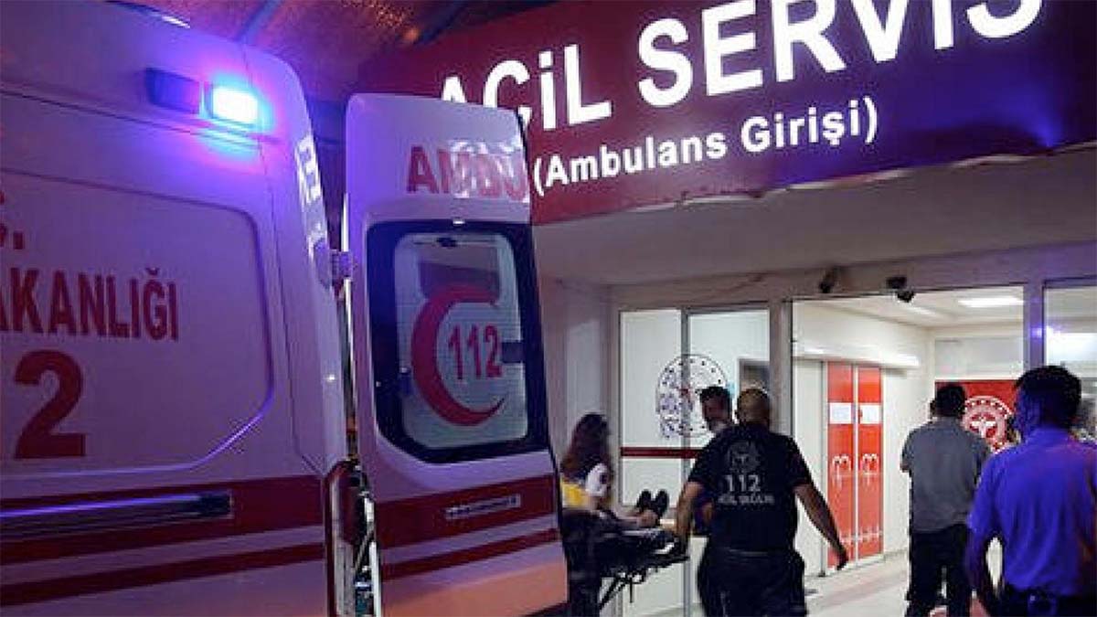 31 Aralık Hastaneler Açık mı? Yeni yıla sayılı günler kala, sağlık hizmeti almak isteyen vatandaşlar hastaneler, sağlık ocakları ve polikliniklerin yılbaşı döneminde açık olup olmayacağını araştırıyor. “31 Aralık hastaneler açık mı, yarım gün mü?” ve “1 Ocak 2026 sağlık ocakları kapalı mı?” soruları arama motorlarında en çok sorgulanan konular arasında yer alıyor. 31 Aralık ve 1 Ocak tarihlerinde hastanelerin, polikliniklerin ve acil servislerin çalışma saatleri belli oldu.