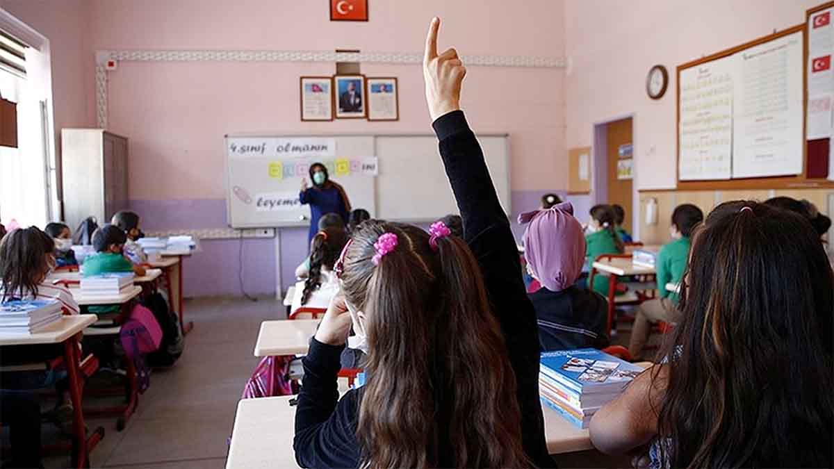 31 Aralık Okullar Yarım Gün mü Yılbaşına kısa bir süre kala milyonlarca öğrenci ve veli, “31 Aralık okullar yarım gün mü?” ve “31 Aralık’ta okullar tatil mi olacak?” sorularına yanıt arıyor. 1 Ocak 2026 Perşembe günü resmi tatil olarak kabul edilirken, 31 Aralık Çarşamba gününün durumu merak konusu oldu.